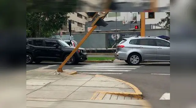 Semáforo se desplomó en la vía Semáforo se desplomó en la vía