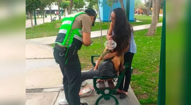 La mujer agraviada sentada en la banca La mujer agraviada sentada en la banca
