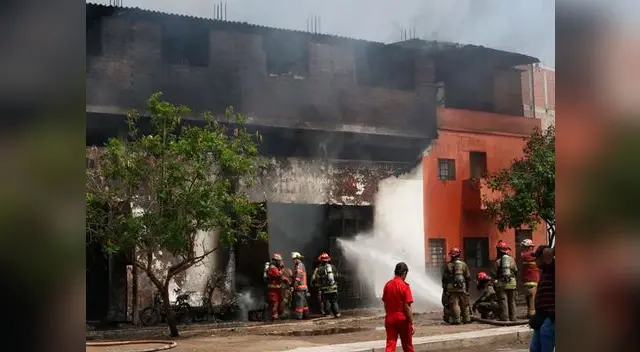 Bomberos trabajan para controlar el fuego Bomberos trabajan para controlar el fuego