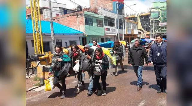 Los seis extranjeros que dañaron parte del Templo del Sol con una roca lítica salieron del país por Puno Los seis extranjeros que dañaron parte del Templo del Sol con una roca lítica salieron del país por Puno