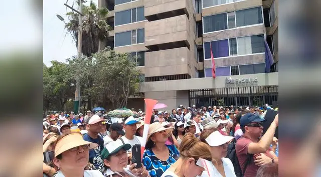Trabajadores protestan en exteriores de la sede de EsSalud