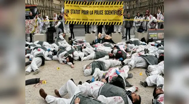 Más de un centenar de manifestantes bloqueaba la entrada principal de la pirámide de cristal
