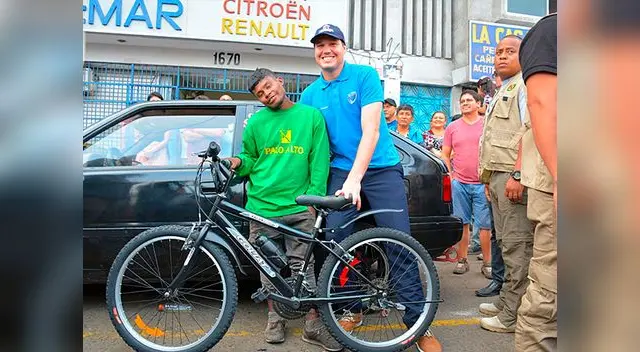Joven que salvó a mujer de ser quemada por pareja fue premiado por su gesto Joven que salvó a mujer de ser quemada por pareja fue premiado por su gesto
