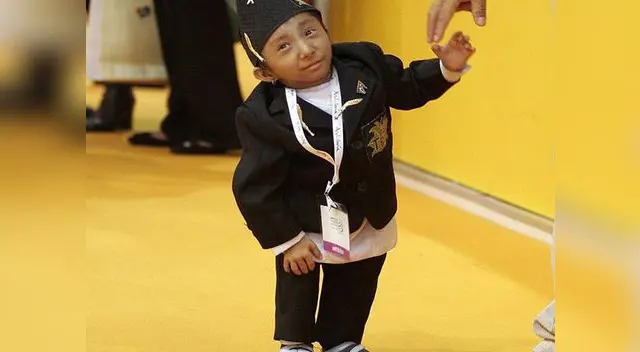 El fue reconocido en la lista de los Record Guinnes como el hombre más bajo del mundo El fue reconocido en la lista de los Record Guinnes como el hombre más bajo del mundo