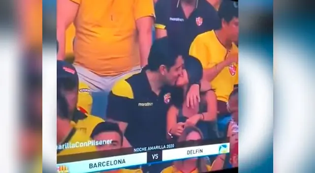 Cámara capta "pareja infiel" en pleno partido de fútbol
