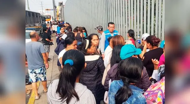 Padres haciendo cola