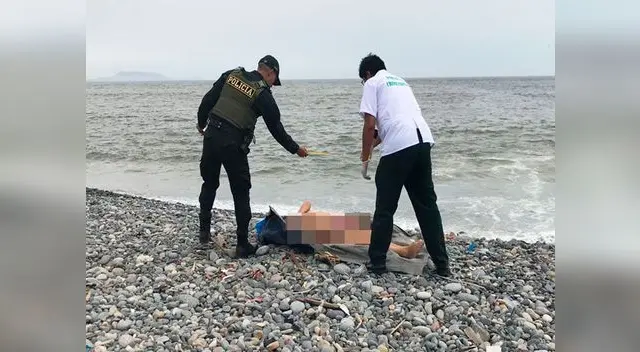 Cuerpo de la víctima en orilla Cuerpo de la víctima en orilla