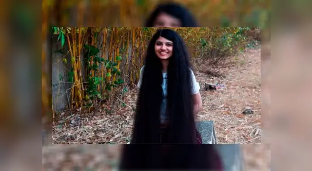 La adolescente se lava el cabello una vez a la semana y se peina durante una hora La adolescente se lava el cabello una vez a la semana y se peina durante una hora