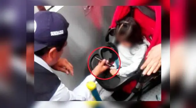 Momento en que la menor es calmada con videos de Peppa Pig