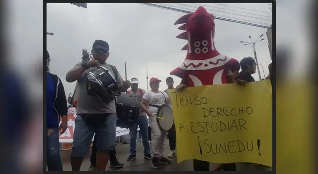 Estudiantes de la UAP marcharon pacíficamente hasta la Plaza San Martín [FOTO Y VIDEO]  