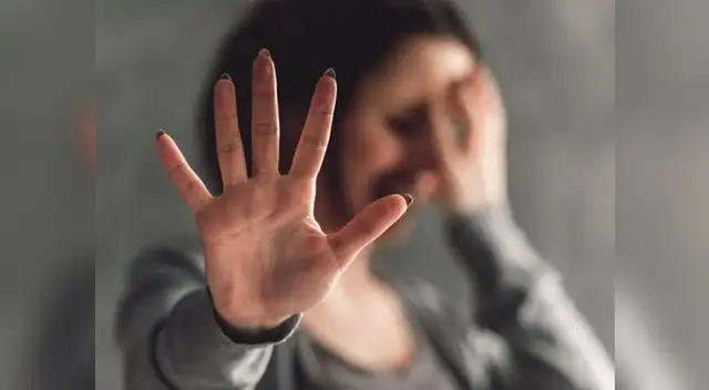 El atacante, de 22 años, fue detenido por cargos de violencia doméstica