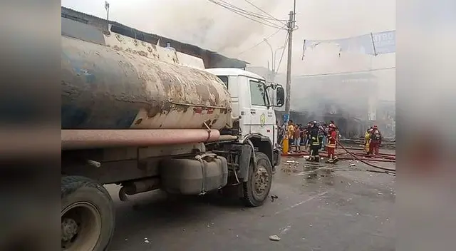 Vecinos agradecen que chofer de camión cisterna con agua llegó primero para apagar el incendio Vecinos agradecen que chofer de camión cisterna con agua llegó primero para apagar el incendio