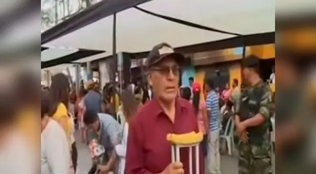 Donó sus muletas a joven que se movilizaba apoyado en palos de escoba