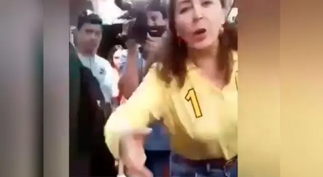 Rosa Bartra es tildada de corrupta por un comerciante de un mercado de Lima y le niega el saludo Rosa Bartra es tildada de corrupta por un comerciante de un mercado de Lima y le niega el saludo