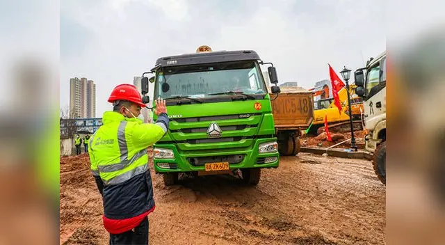 Los trabajadores abren el camino en el sitio de construcción Los trabajadores abren el camino en el sitio de construcción