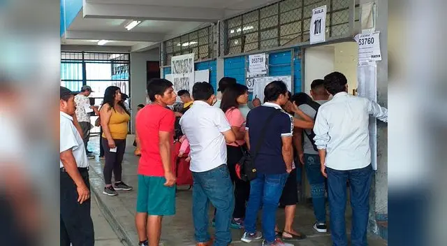 Electores haciendo cola por elecciones Electores haciendo cola por elecciones