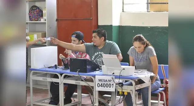 Los miembros de mesa están conformados por seis personas: tres titulares y tres suplentes. Los miembros de mesa están conformados por seis personas: tres titulares y tres suplentes.