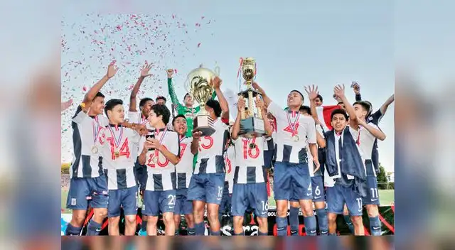 Los juveniles blanquiazules alzaron la copa del Mundialito Valdivia | FOTO: Austral Cup