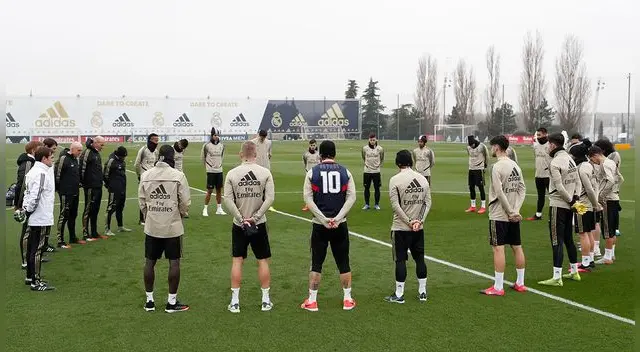 El plantel del Madrid rinde homenaje a la leyenda de la NBA