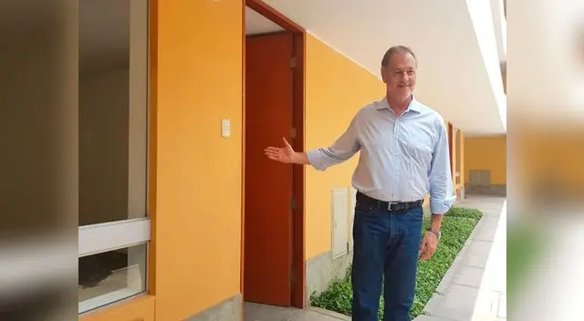 Jorge Muñoz mostrando uno de los departamentos Jorge Muñoz mostrando uno de los departamentos