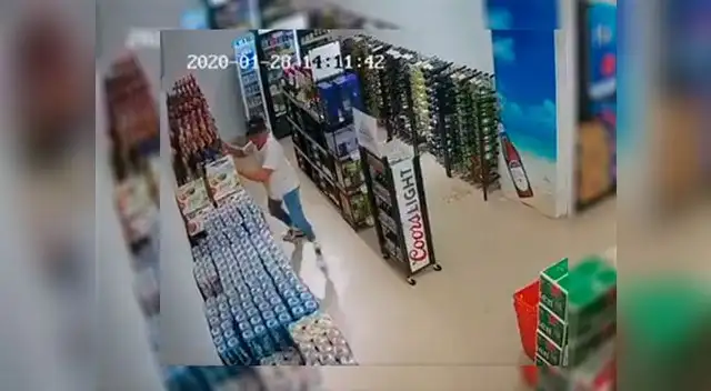 El líquido de las cervezas y de otros licores quedaron derramadas sobre los pasillos