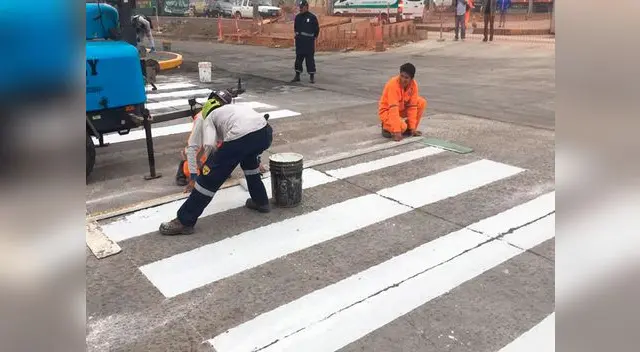 Personal refaccionando vía