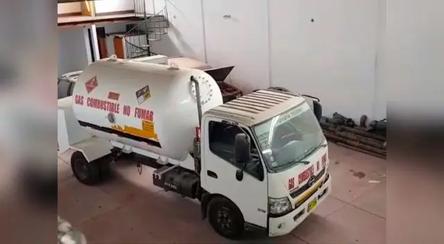 Camión cisterna es guardado en cochera en Villa El Salvador cerca de lugar de tragedia Camión cisterna es guardado en cochera en Villa El Salvador cerca de lugar de tragedia