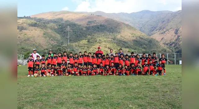 Carlos Lugo en la escuela de fútbol de Huayopata en La Convención Carlos Lugo en la escuela de fútbol de Huayopata en La Convención