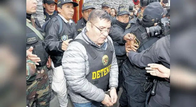 De acuerdo a las investigaciones del fiscal anticorrupción Reynaldo Abia la ex congresista Luciana León pertenecería a la banda criminal Los Intocables Ediles. De acuerdo a las investigaciones del fiscal anticorrupción Reynaldo Abia la ex congresista Luciana León pertenecería a la banda criminal Los Intocables Ediles.