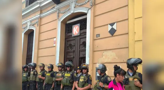Policía custodia el local de Fuerza Popular Policía custodia el local de Fuerza Popular