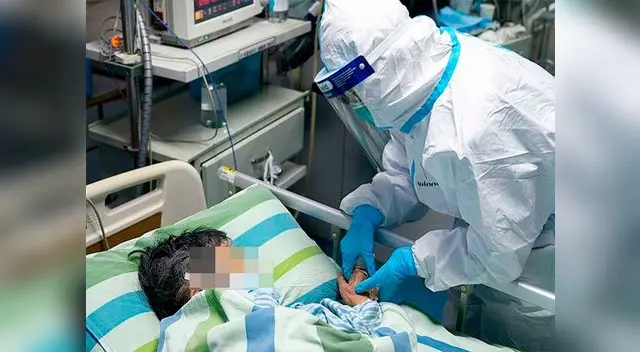 Paciente siendo atendido por virus Paciente siendo atendido por virus