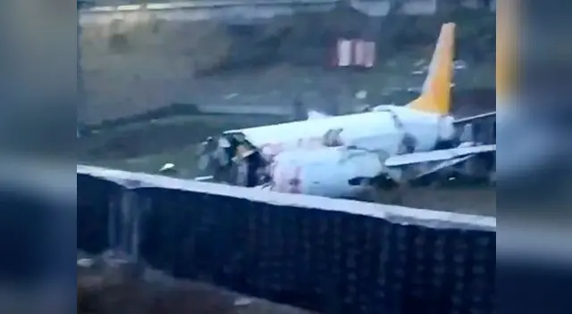 Avión se parte en tres en plena pista de aterrizaje Avión se parte en tres en plena pista de aterrizaje