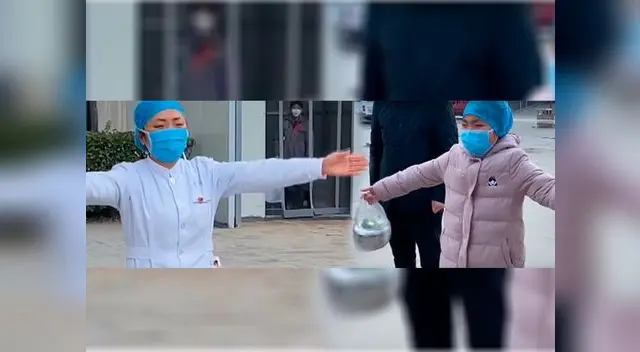 “Mamá, te extraño mucho”, exclama la niña mientras le envía un abrazo al aire a su madre “Mamá, te extraño mucho”, exclama la niña mientras le envía un abrazo al aire a su madre