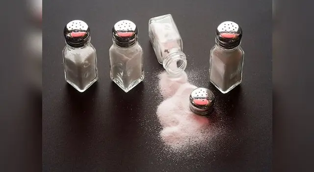 El consumo de sal en exceso es dañino. El consumo de sal en exceso es dañino.