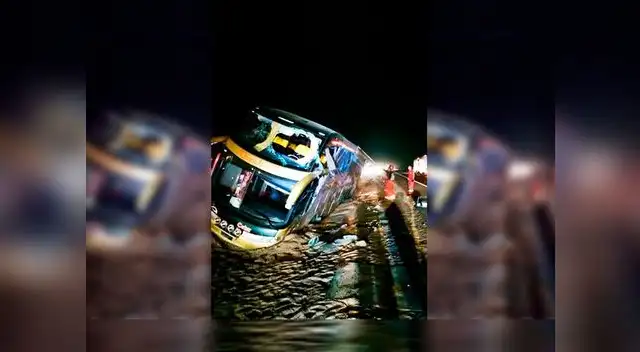 El autobús reclinado hacia un lado de vía tras despiste El autobús reclinado hacia un lado de vía tras despiste