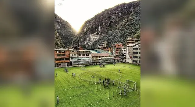 El recinto de Aguas Calientes está bajo las montañas del Valle de Urubamba 