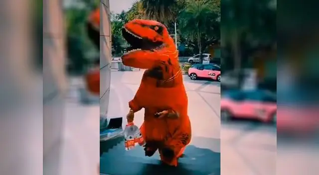 “Es realmente una risa convertirse en un dinosaurio para prevenir el coronavirus”, indicó la ciudadana de China