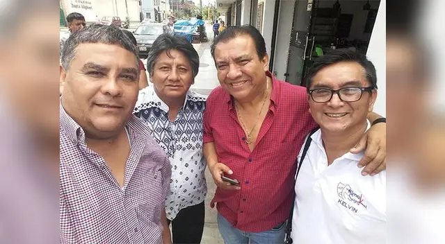 Manolo Rojas apoyando a Kelvin, Koki y Cholo Víctor 