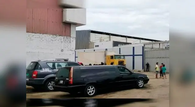 Carroza fúnebre llega a la fábrica para retirar el cadáver de la víctima
