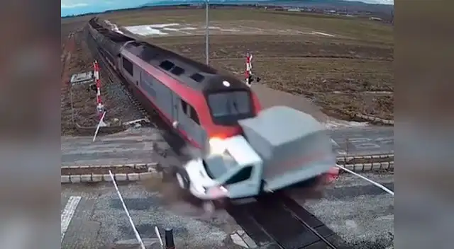 El conductor sorpresivamente sobrevivió al fuerte impacto