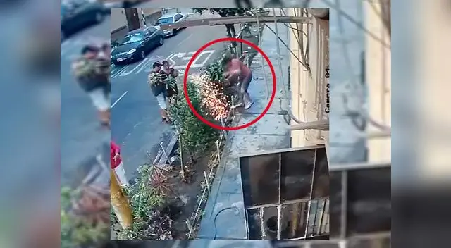 Momento en que hombre recibe la descarga