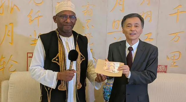 He Yanjun, el embajador chino, se mostró “conmovido” por la acción. He Yanjun, el embajador chino, se mostró “conmovido” por la acción.