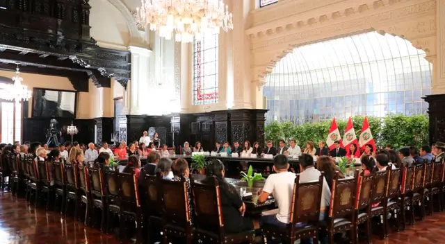 Martín Vizcarra, ministros y damnificados de Villa el Salvador.