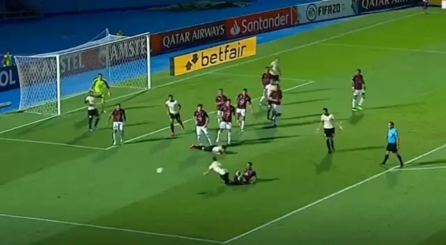 Jugada fue vista por el árbitro Patricio Loustau, quien no aceptó el reclamo de los cremas Jugada fue vista por el árbitro Patricio Loustau, quien no aceptó el reclamo de los cremas