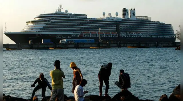 Según información local, el barco tendría que atracar el viernes en la mañana Según información local, el barco tendría que atracar el viernes en la mañana