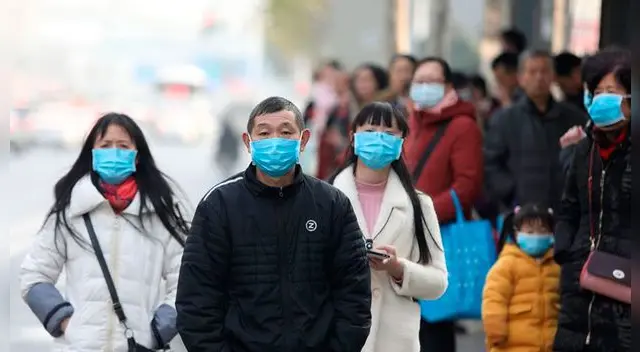 Cada persona infectada por el virus transmite la enfermedad a otros dos o tres individuos. Cada persona infectada por el virus transmite la enfermedad a otros dos o tres individuos.