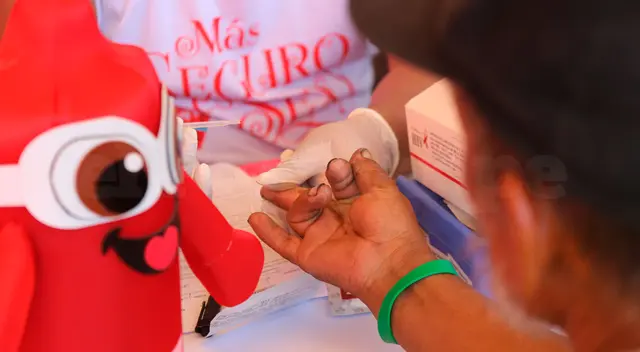 La mortalidad de muertes por VIH/Sida se redujo en un 40% , sin embargo, la población infectada con este virus crece. La mortalidad de muertes por VIH/Sida se redujo en un 40% , sin embargo, la población infectada con este virus crece.