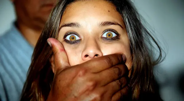 Retenían los pasaportes y documentos de identidad de sus compatriotas y los obligaban a vivir con ellos. Retenían los pasaportes y documentos de identidad de sus compatriotas y los obligaban a vivir con ellos.