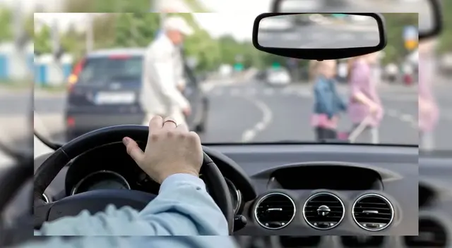 Conductor ve a transeúntes cruzando una vía Conductor ve a transeúntes cruzando una vía