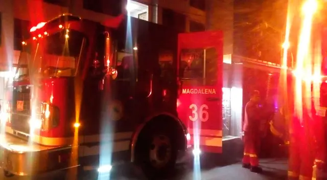 En pijamas salieron vecinos de Magdalena tras la humareda generada por incendio En pijamas salieron vecinos de Magdalena tras la humareda generada por incendio
